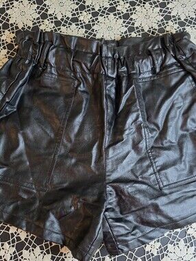 Ramisu Black Faux Leather Pleated High Rise Shorts, Womens Medium